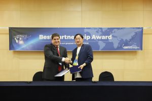 Leia mais sobre o artigo Globalgeo assina novo acordo comercial e recebe prêmio de Melhor Parceiro da CONTEC no International Space Summit 2024, em Seul, na Coréia do Sul