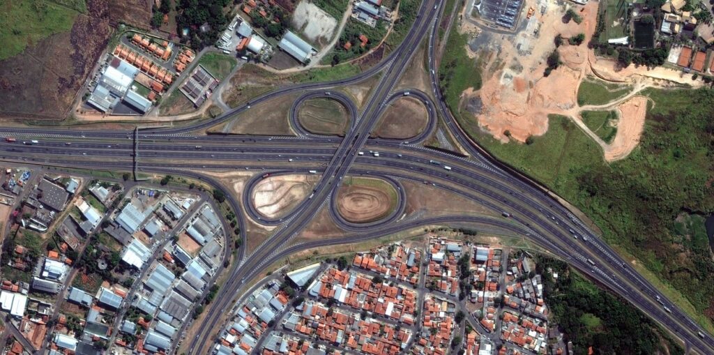 Geotecnologia aplicada a obras de infraestrutura e transporte: O uso de Modelos Digitais de Terrenos, ortofotos e imagens  atualizadas no planejamento de rodovias, ferrovias e obras públicas